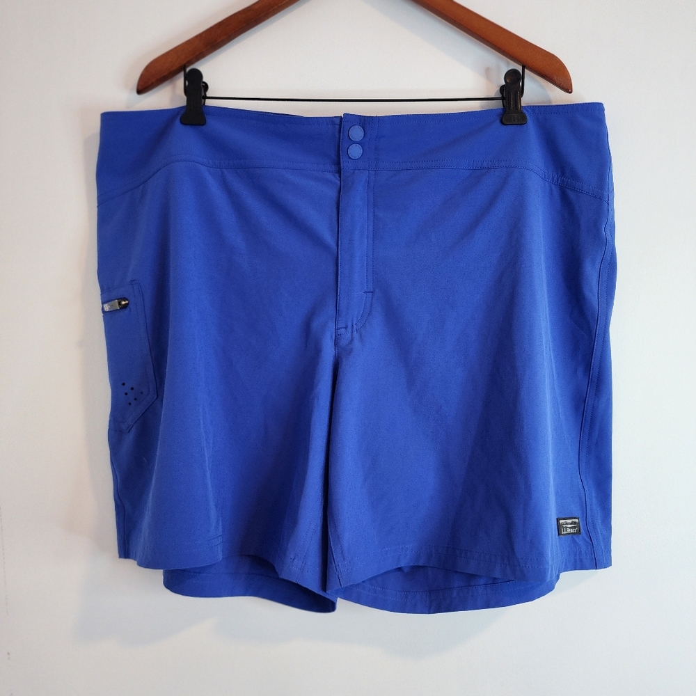 LL Bean Womens 18 Royal Blue Performance Shorts Flat Front Zippered Cargo Pocket